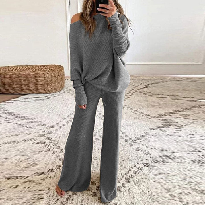 Complete dames comfortkleding set: oversized trui en matching flared broek. Perfect voor ontspanning.