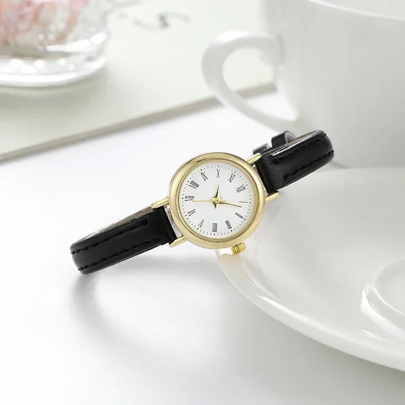 Chique dameshorloge met minimalistisch design en comfortabele lichtbruine PU leren band.