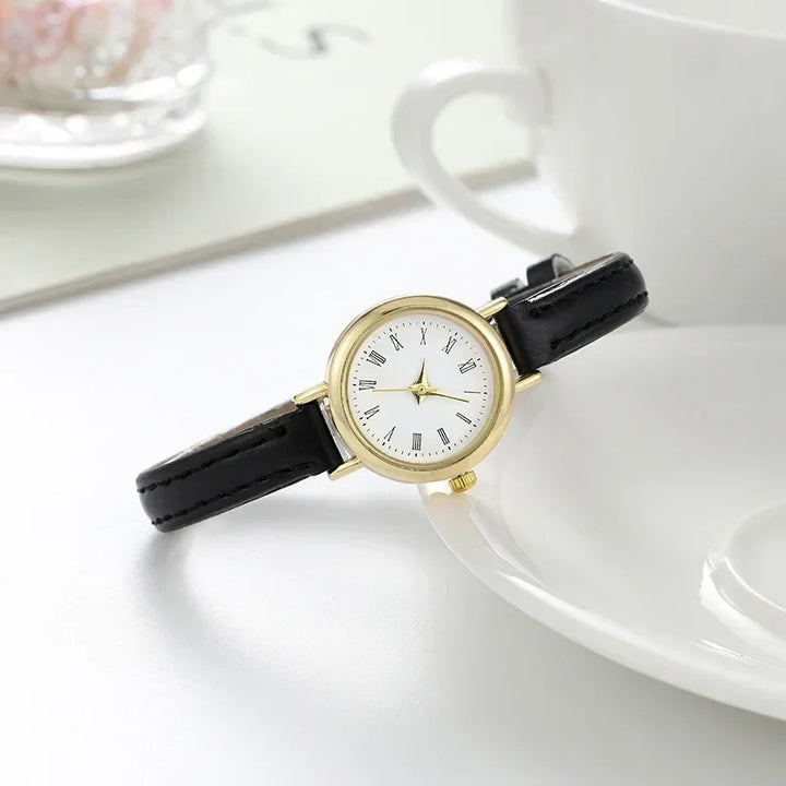 Chique dameshorloge met minimalistisch design en comfortabele lichtbruine PU leren band.