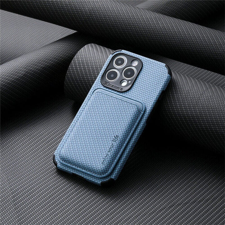 iPhone 14 met gemonteerd zwart carbonvezel MagSafe portemonneehoesje, voor stijlvolle bescherming en functionaliteit.