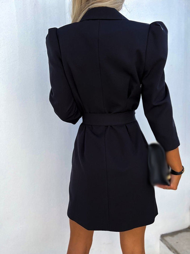 Trendy blazerjurk met V-hals voor dames. Elegant en modern, een must-have voor je garderobe.