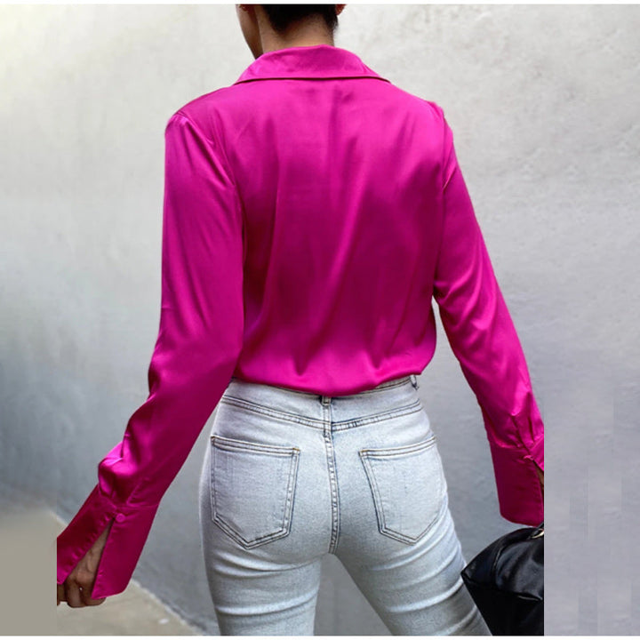 Stijlvolle Sammie Satin blouse voor dames, veelzijdig en modieus voor elke gelegenheid.