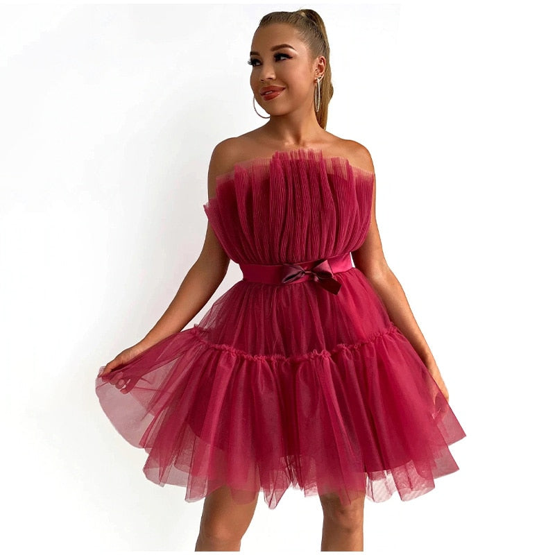 Trendy rode strapless jurk, flatterende pasvorm, ideaal voor elke feestelijke gelegenheid.