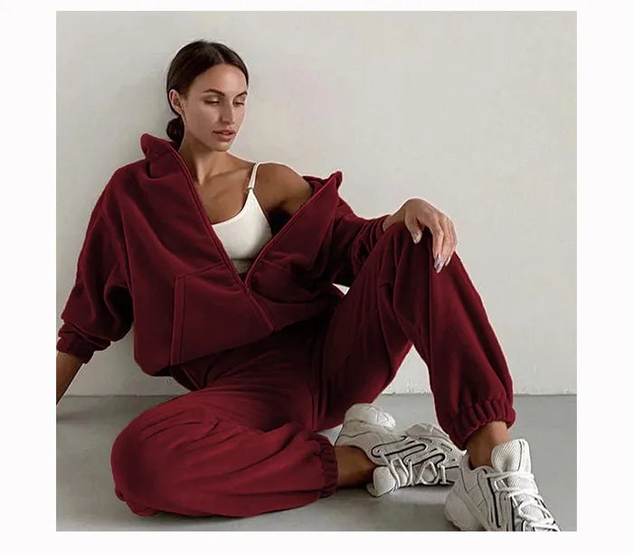 Casual velours dames trainingspak Olivia. Ideale loungewear voor ontspannen en modieuze momenten.
