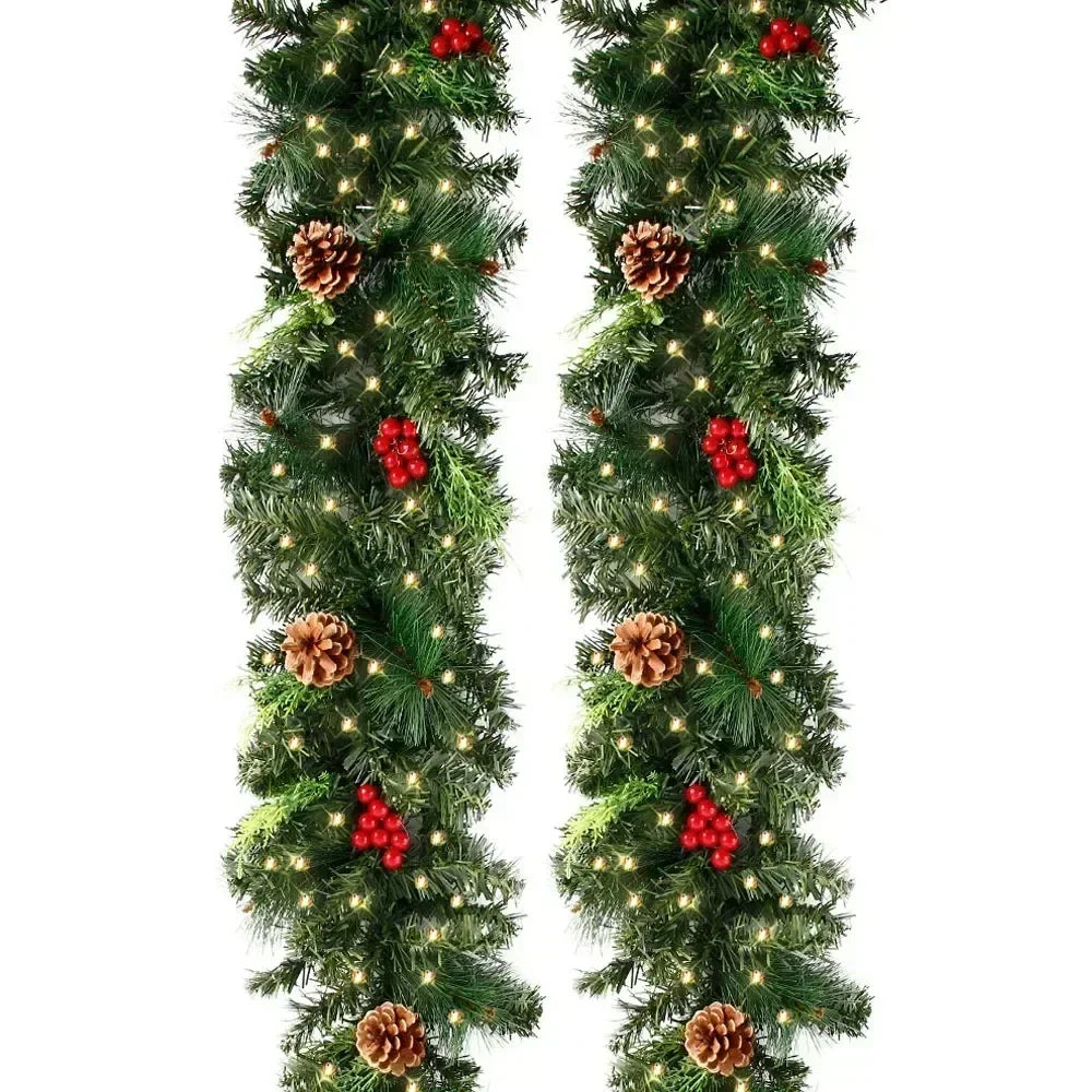 Sfeervolle LED kerst guirlande met dennennaalden en rode bessen voor binnen en buiten decoratie.