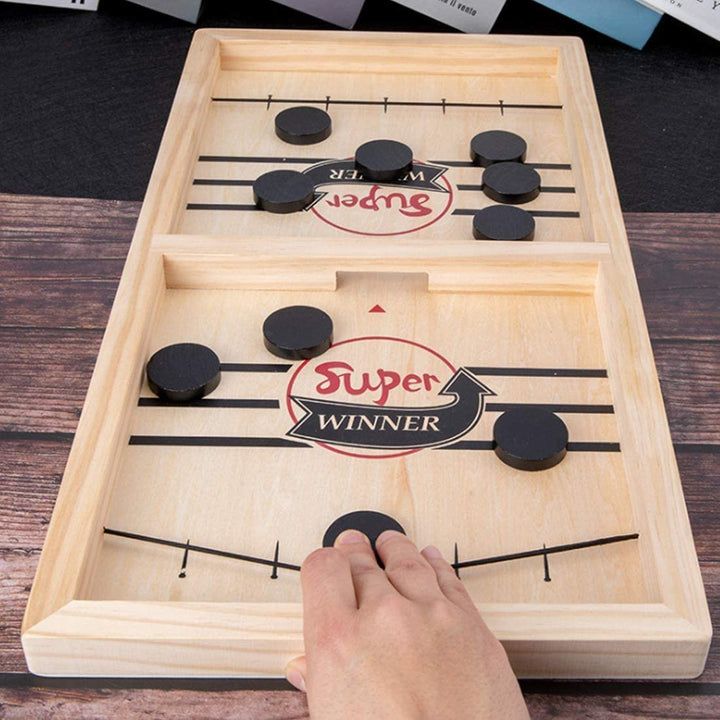 Houten tafelhockey spel voor familieplezier, ideaal voor jong en oud. Kindvriendelijk en duurzaam kinderspeelgoed.
