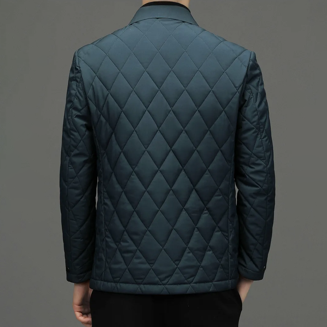 Detail van de elegante heren monogram jas, toont subtiel patroon en waterdichte stof, geschikt voor elk seizoen.