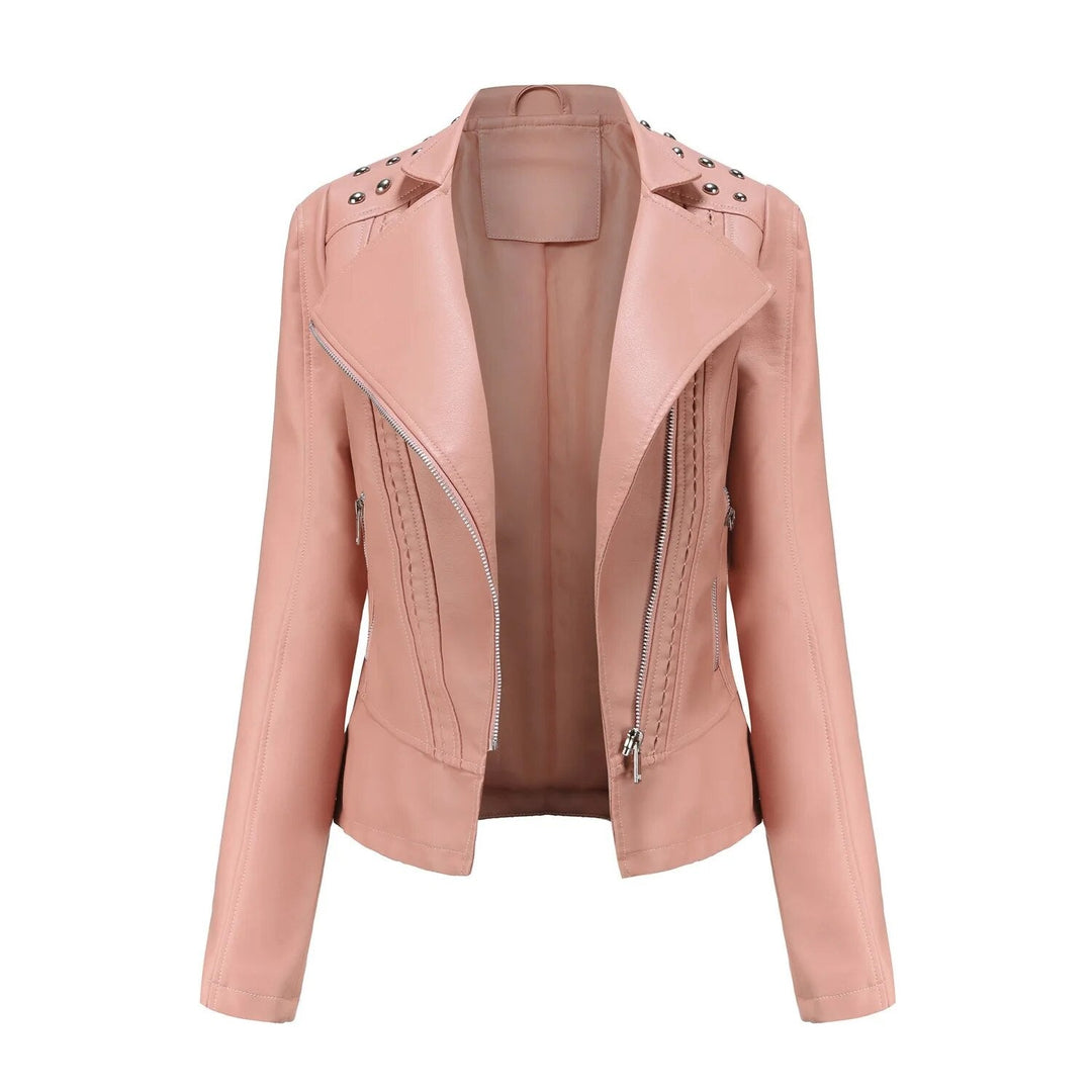 Unieke damesjas met stoere studs, combineert comfort met een trendy look.