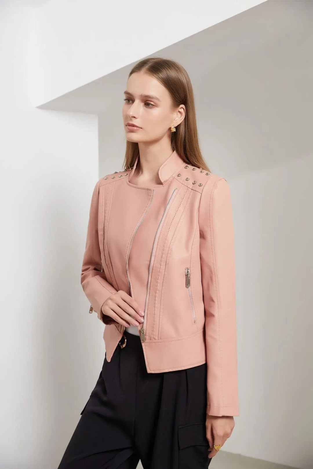 Herfstjas voor dames, Carmie model met studs, ideaal voor een casual outfit.