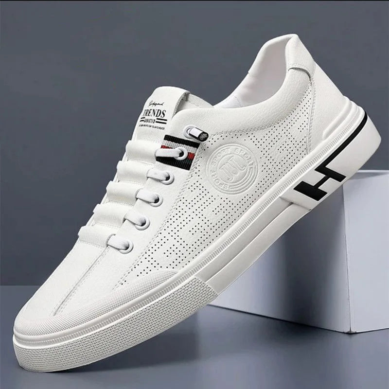 Stijlvolle beige en witte herensneaker, comfortabele veterschoen voor een complete casual herenlook.
