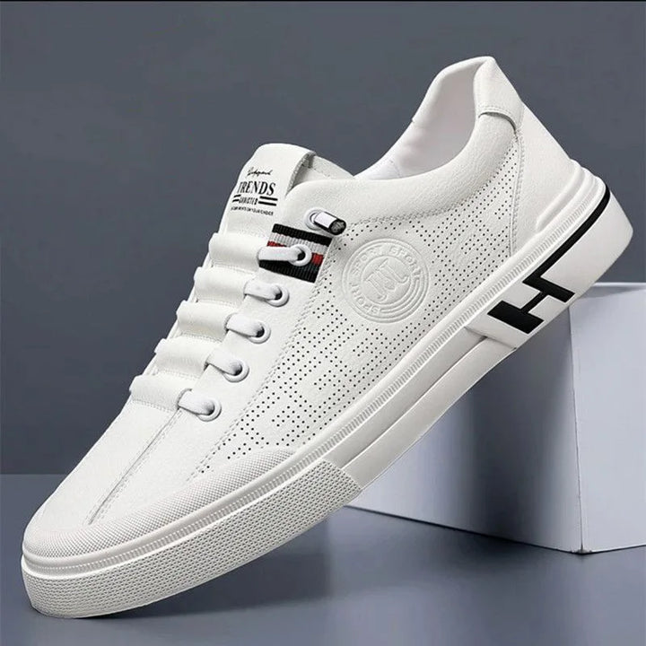Stijlvolle beige en witte herensneaker, comfortabele veterschoen voor een complete casual herenlook.