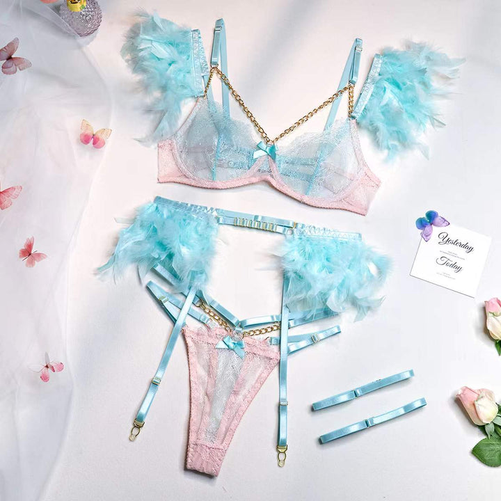 Verleidelijke Mirella lingerieset in blauw. Driedelig damesondergoed met unieke afwerking.