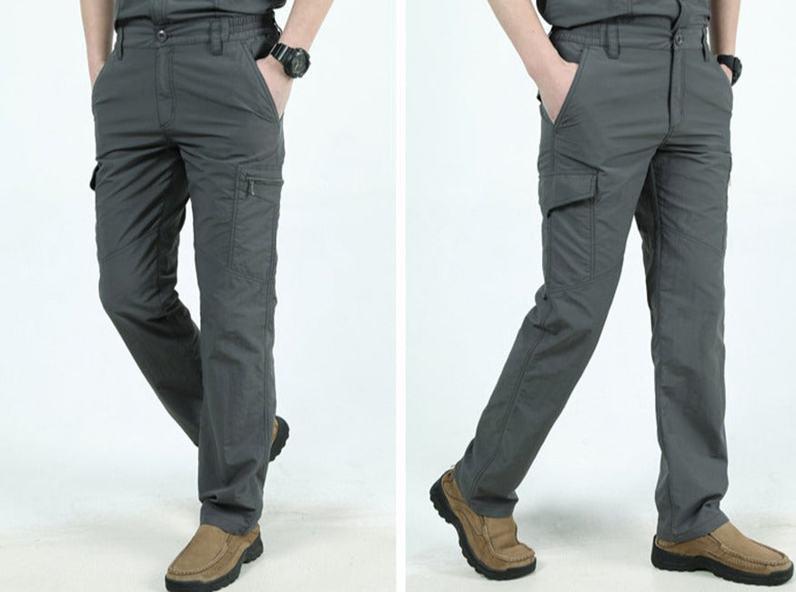 Achteraanzicht van de Heren Cargo Broek Eddy, met functionele details. Comfortabele herenbroek voor elk avontuur.