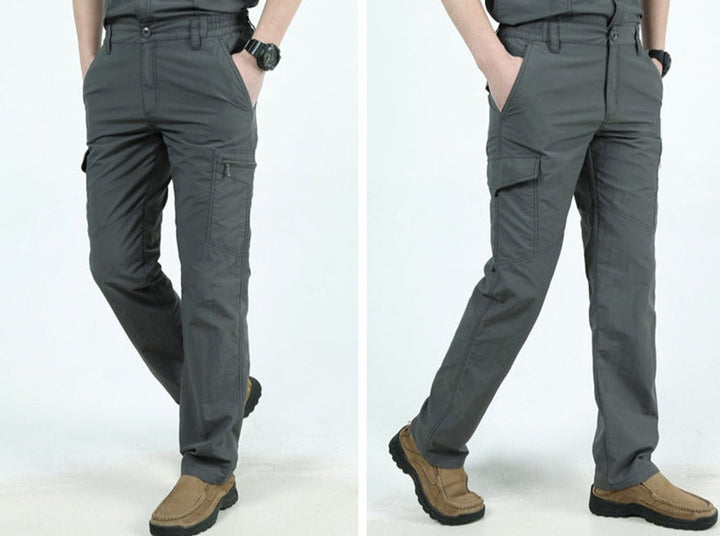 Achteraanzicht van de Heren Cargo Broek Eddy, met functionele details. Comfortabele herenbroek voor elk avontuur.