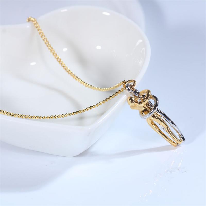 Detail van de Omhelzing hanger, een unisex symbool van liefde aan een verfijnde ketting.