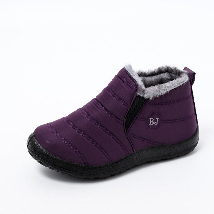 Binnenkant van comfortabele winter enkellaarsjes met zachte, warme voering, ideaal voor de koude wintermaanden.