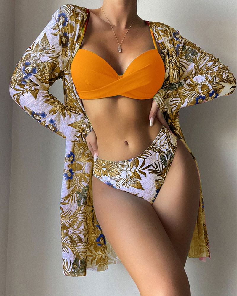 Effen dames bikini en cover-up, ideaal voor een chique stranddag.