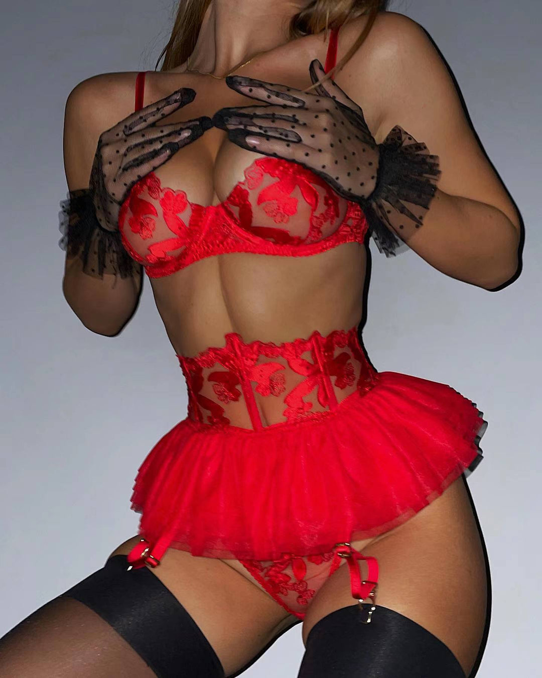 Rode Dames Reina lingerie set, 3-delig met kanten BH, string en jarretels. Verleidelijke intieme outfit.