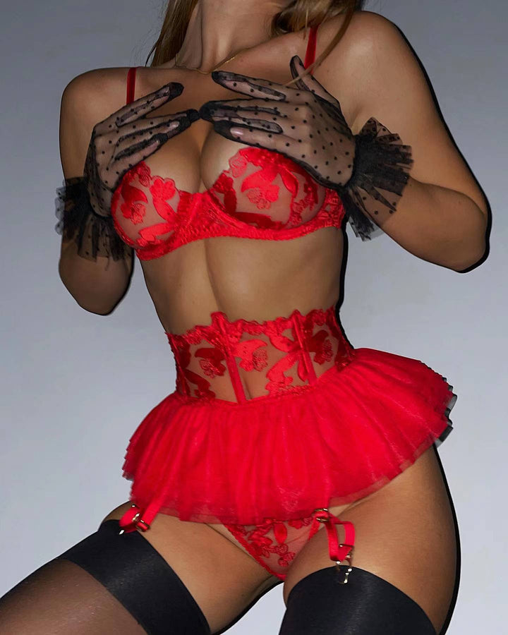 Rode Dames Reina lingerie set, 3-delig met kanten BH, string en jarretels. Verleidelijke intieme outfit.