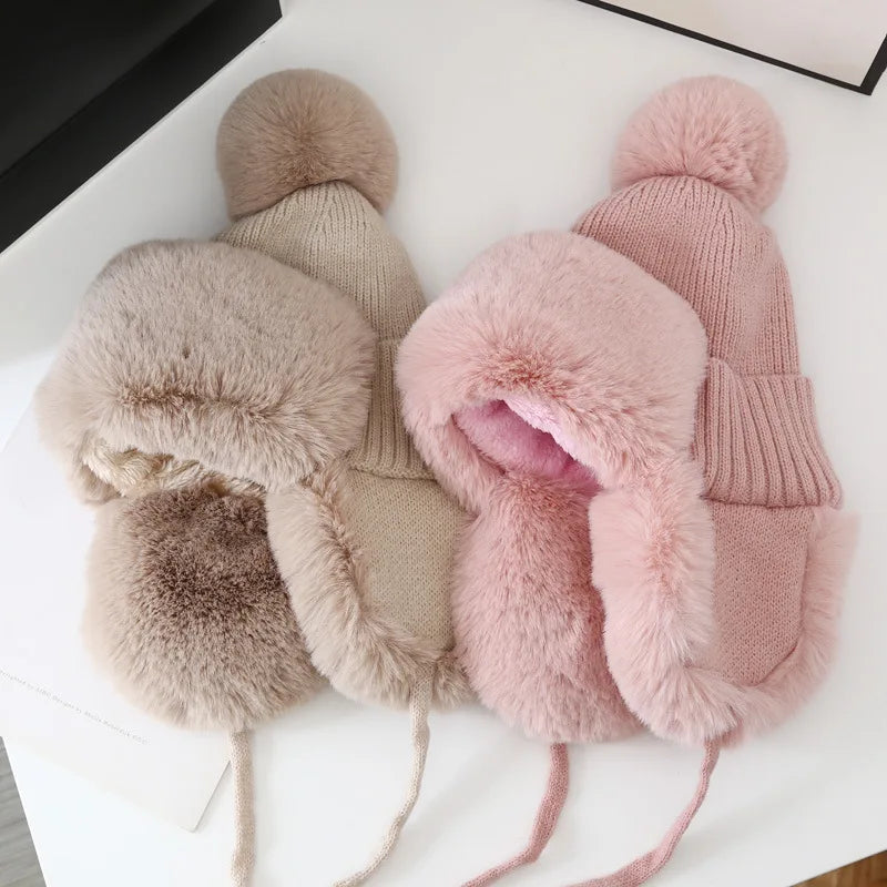 Gevoerde dames wintermuts met verstelbare oorflappen, voor extra warmte en comfort bij vriesweer.
