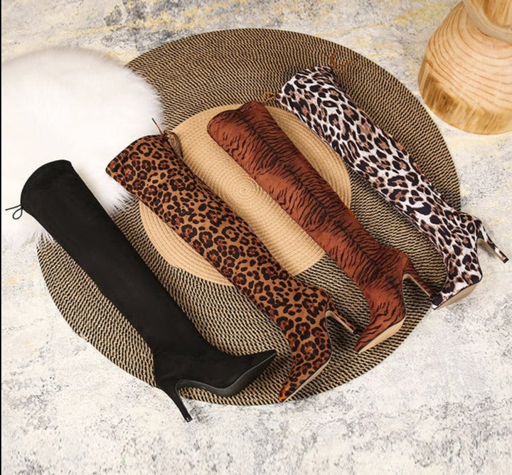 Luxe dames knielaarzen met zwarte basis en dierenprint, combineren comfort met een fashionable twist.