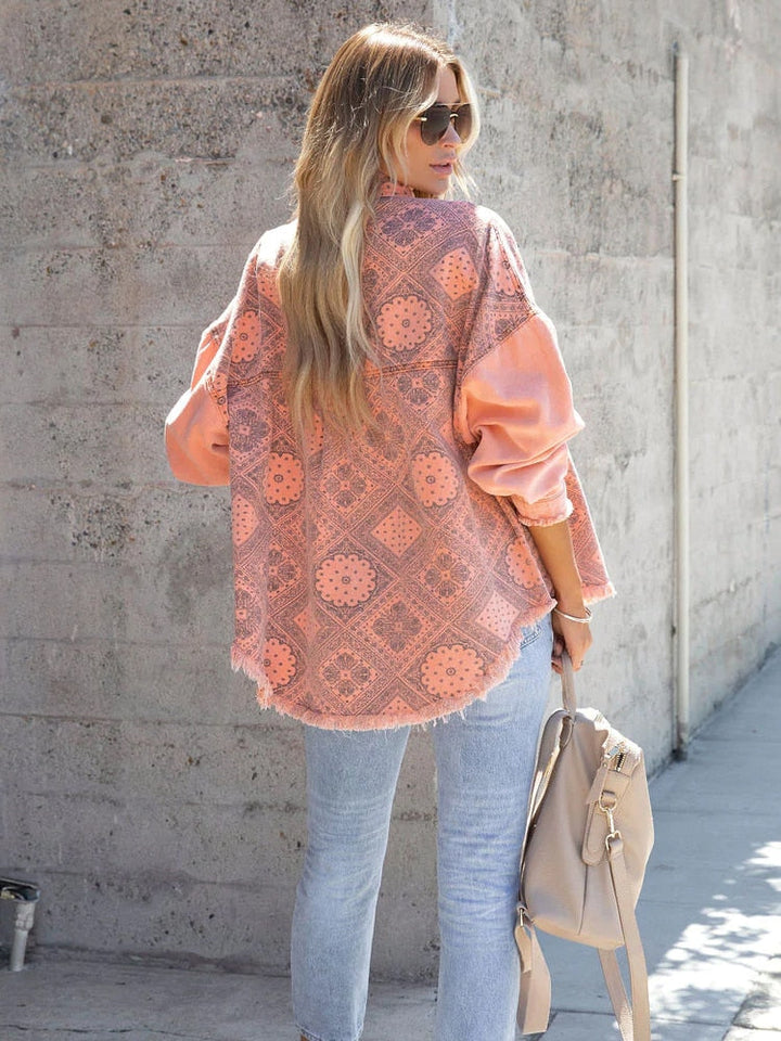 Uniek vintage roze jasje voor dames, met elegante bohemian stijl en praktische knoopsluiting.