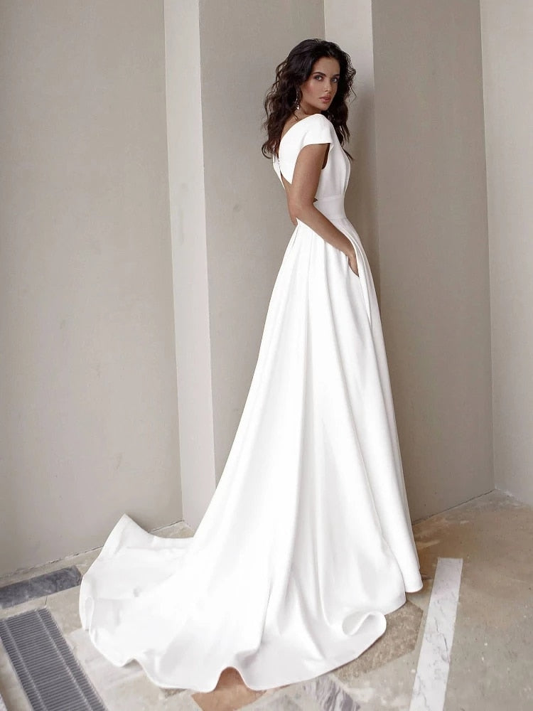 Formele damesjurk met diepe V-hals en hoge taille. Deze chique jurk met zijsplit is ideaal voor gala's.