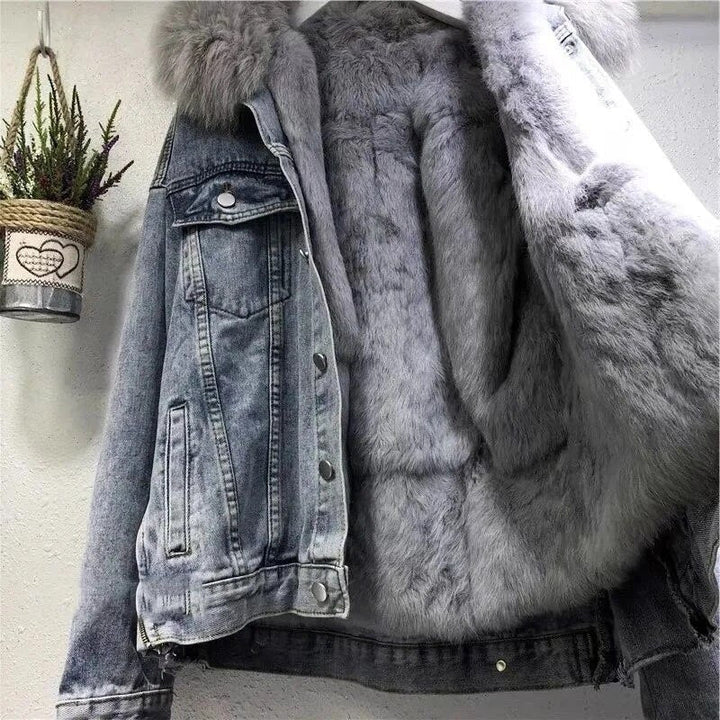Tijdloze dames DoryJacket van denim, klassieke stijl voor een veelzijdige en comfortabele look.