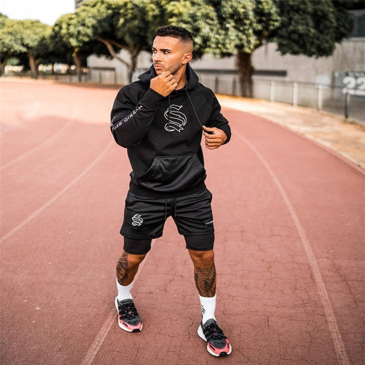 Man traint in gym met heren 2-in-1 compressie shorts, focust op kracht en flexibiliteit.