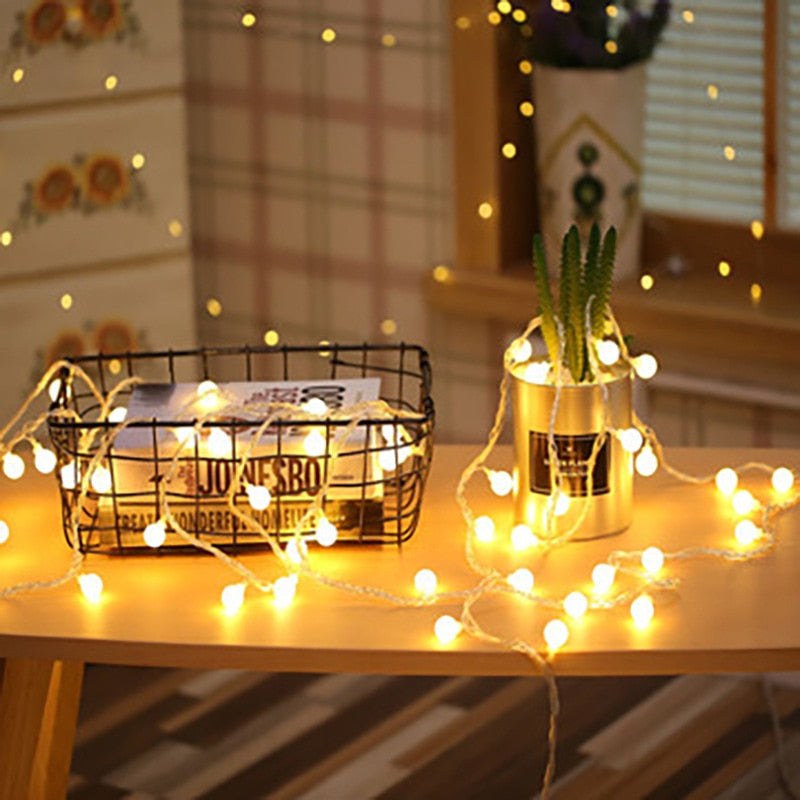 Helder warm wit LED feestverlichting voor thuis. Sfeerlampen perfect voor kerstdecoratie en gezellige momenten.