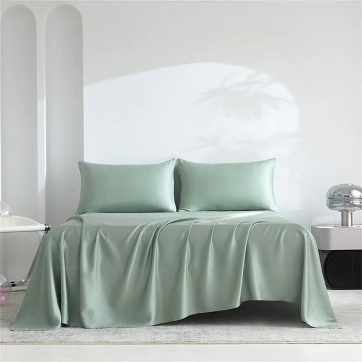 Luxe zijdezacht laken, comfortabel beddengoed voor een diepe en ontspannen slaap.