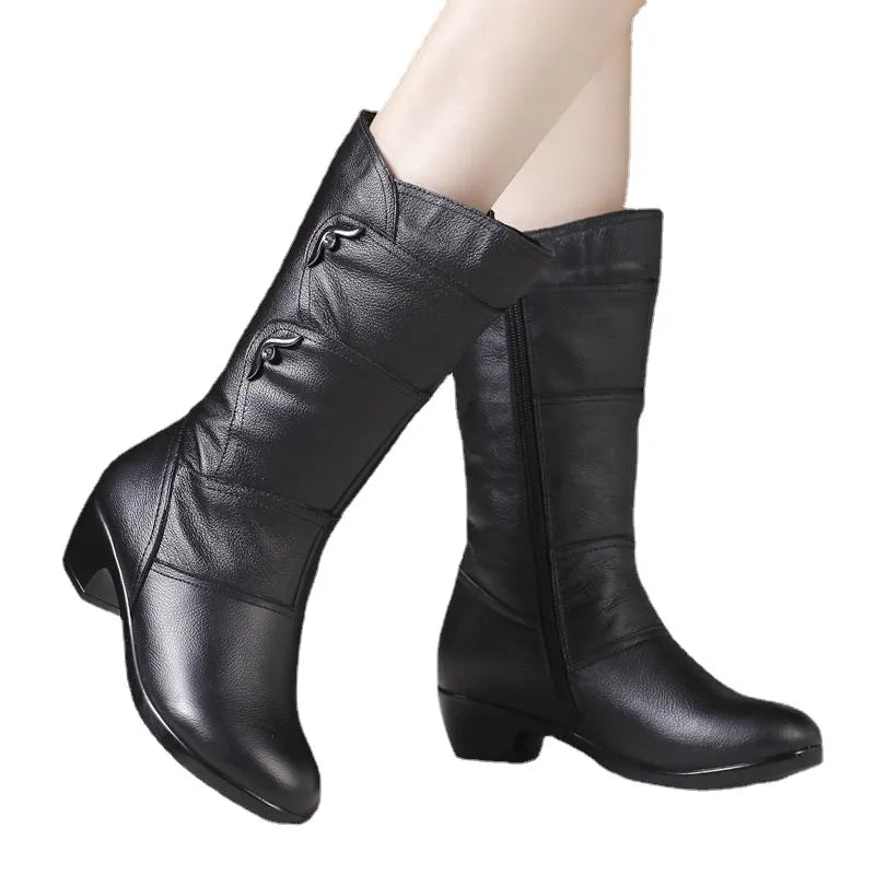 Zwarte dames winterlaarzen, warm en comfortabel. Stijlvolle halfhoge laarzen voor winterse dagen.