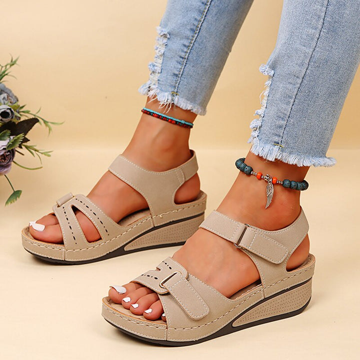 Verstelbare dames wandelsandalen, met zachte voetbedden en een goede grip voor stabiliteit.