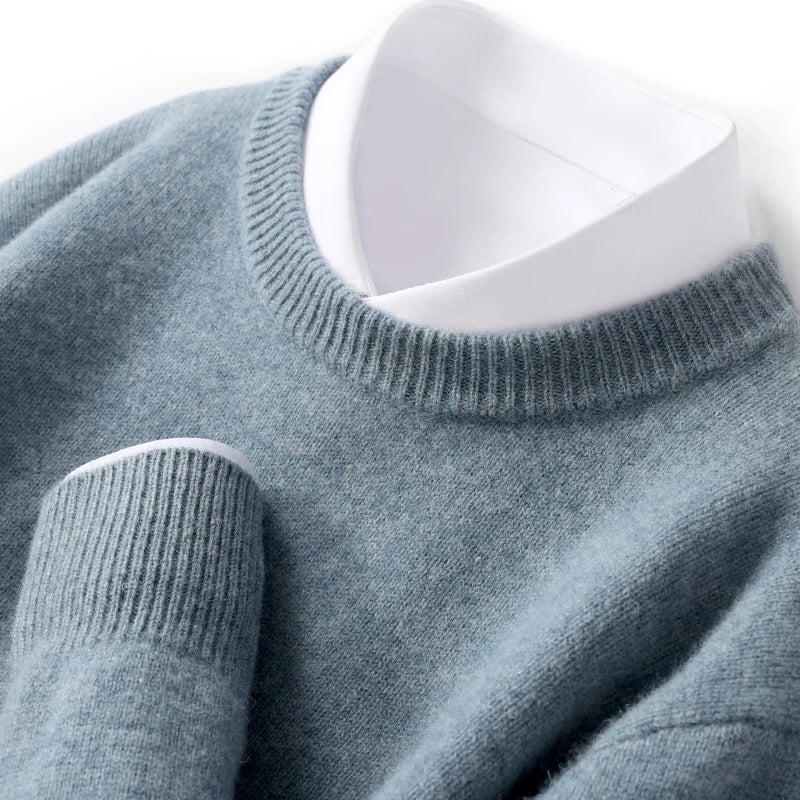 Vooraanzicht stijlvolle heren crewneck trui, perfect voor een casual of zakelijke smart-casual look.