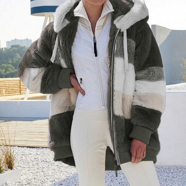 Stijlvol oversized damesvest met capuchon, gemaakt van zacht pluche.