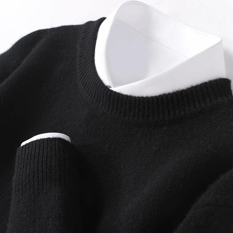 Detail van de crewneck halslijn van de heren trui, klassiek en comfortabel voor alle bovenkleding stijlen.