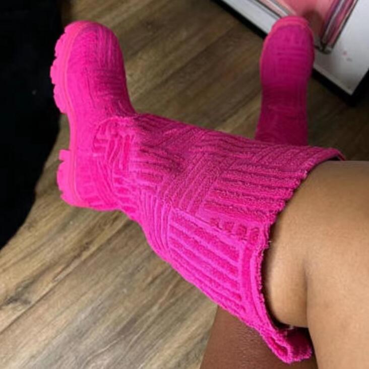 Stijlvolle dames winterlaarzen met warme voering. Trendy en comfortabele boots, essentiële wintermode schoenen.