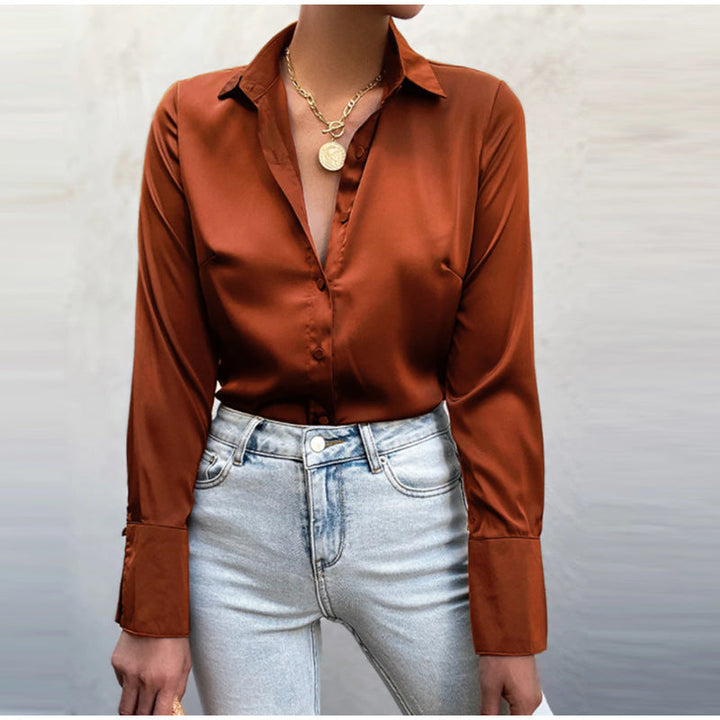 Veelzijdige dames blouse, de modieuze Sammie Satin is perfect voor werk of vrije tijd.