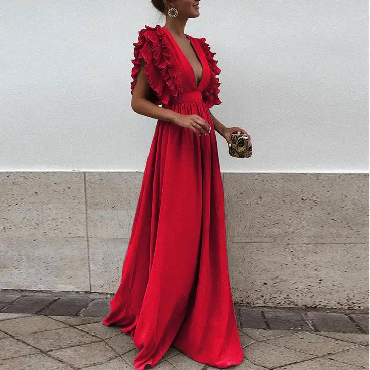 Stijlvolle dames jurk met sierlijke ruches en een vloeiende maxi-rok, een chique keuze voor avondkleding.