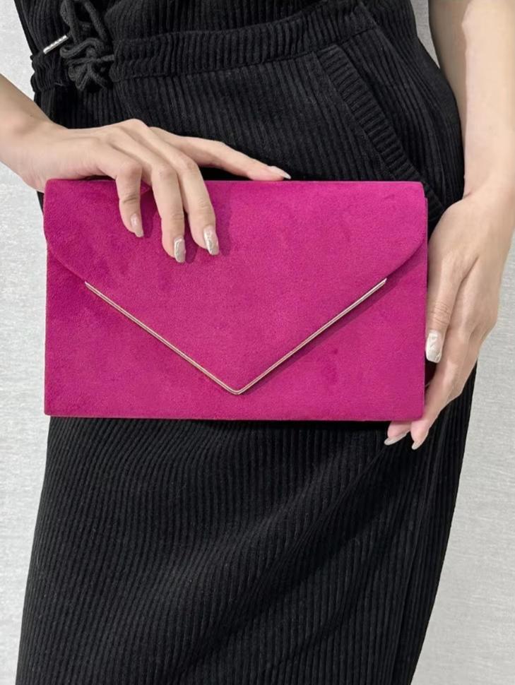 Zachte fluwelen envelop clutch voor dames, met suède-stijl look en praktische magnetische sluiting.