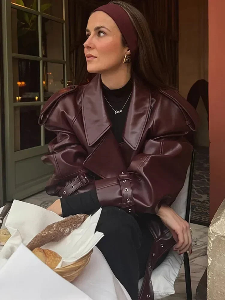 Chique kort bordeauxrood damesjasje met reverskraag, een essentieel kledingstuk voor elke garderobe.