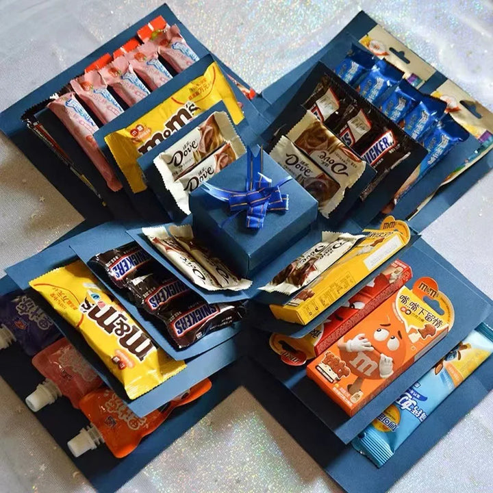 Close-up van een creatieve explosiebox met decoraties, een persoonlijk cadeau-idee.