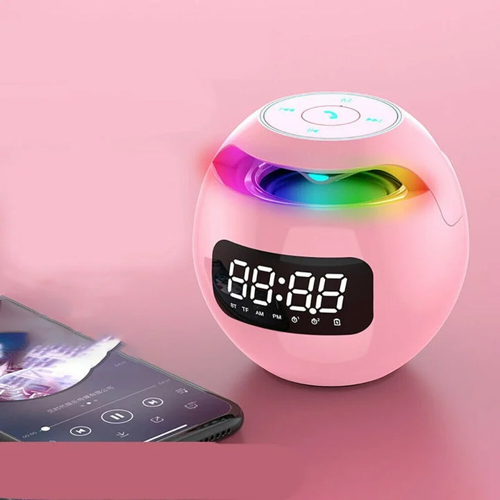 Compacte LED wekker met krachtige Bluetooth speaker voor muziek en radio, ideaal als nachtlampje.