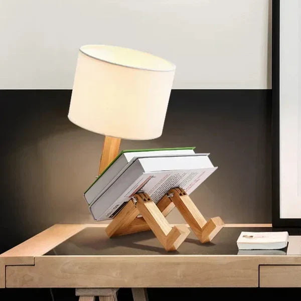 Compacte, moderne houten tafellamp RutanFlex. Verstelbaar robot design met boekenhouder; sfeervolle leeslamp.