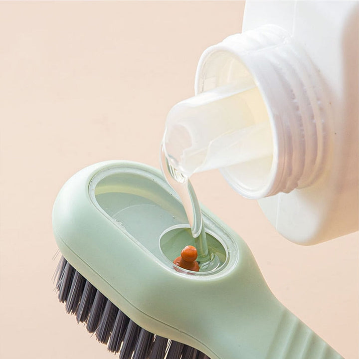 Efficiënte schoenborstel met ingebouwde reinigingsmiddeldispenser voor eenvoudig onderhoud en schone schoenen.