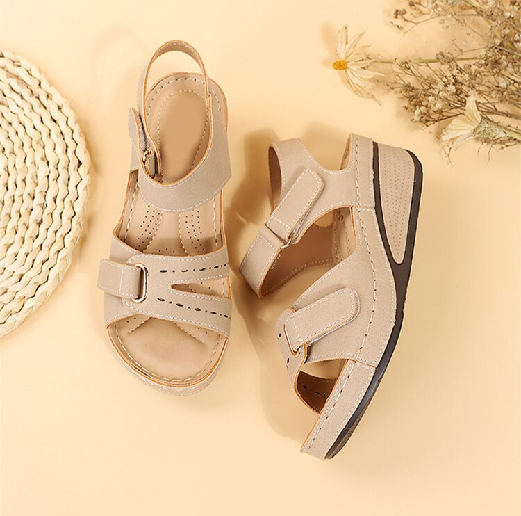 Comfortabele dames sandalen met klittenband, perfect voor gevoelige voeten en een brede pasvorm.