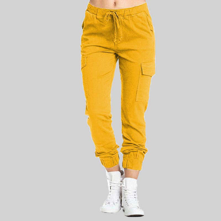 Veelzijdige dames broek, cargo model, combineert comfort met moderne stijl.