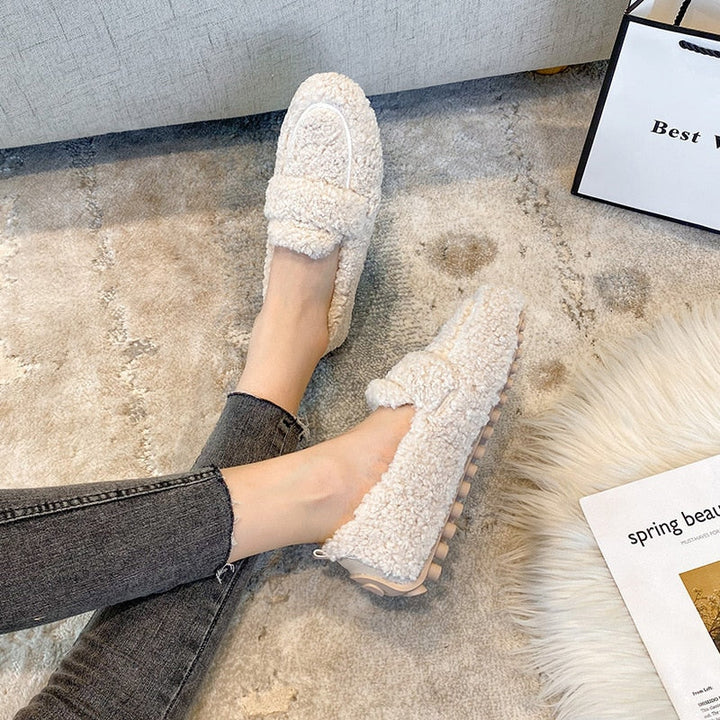 Close-up van zachte binnenpantoffels voor dames, diep comfort voor ontspannen momenten thuis.