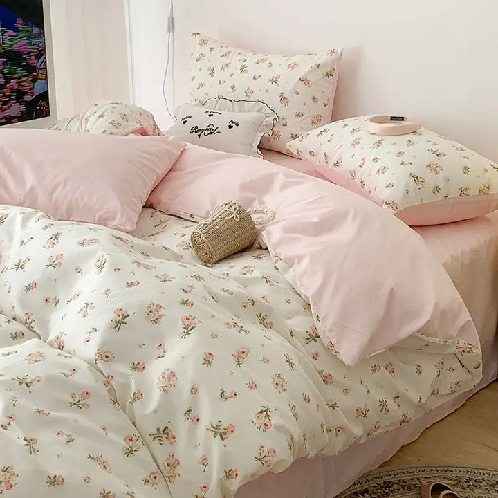 Dromerig bloemen beddengoed set met dekbedovertrek en kussenslopen, ideaal voor een stijlvolle slaapkamer.