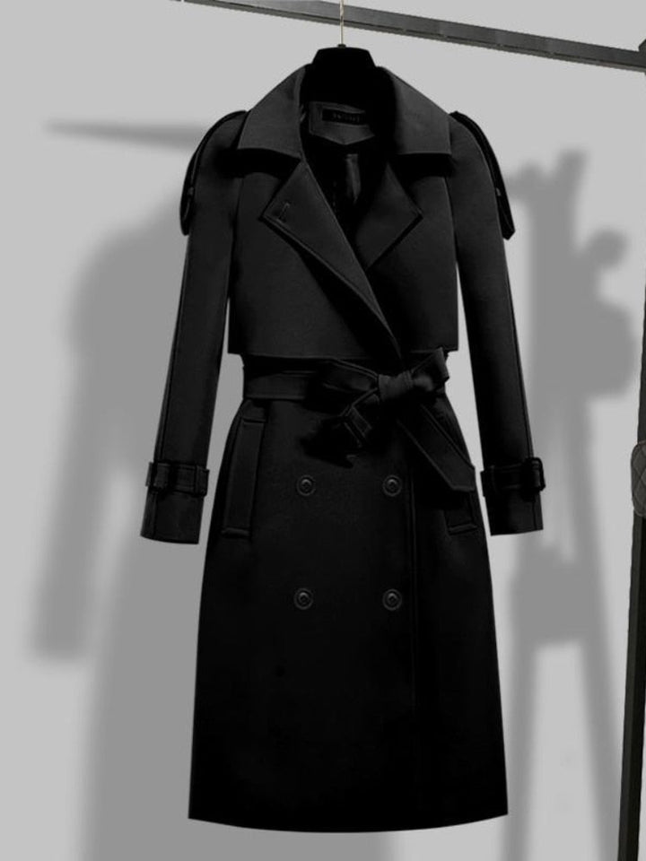 Modieuze zwarte KieraJacket trenchcoat voor dames, comfortabel en veelzijdig voor dagelijks gebruik.
